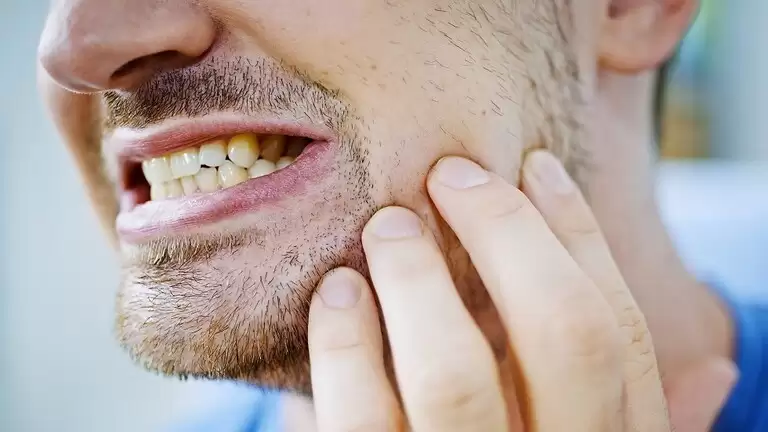 هل للتوتر علاقة مؤثرة على صحة الأسنان؟