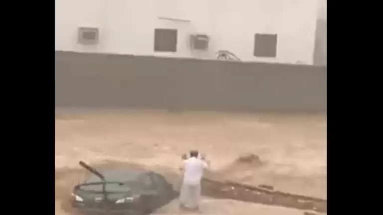 شاهد في السعودية .. رجل يؤدي الصلاة والسيول تحاصره من جميع الاتجاهات 