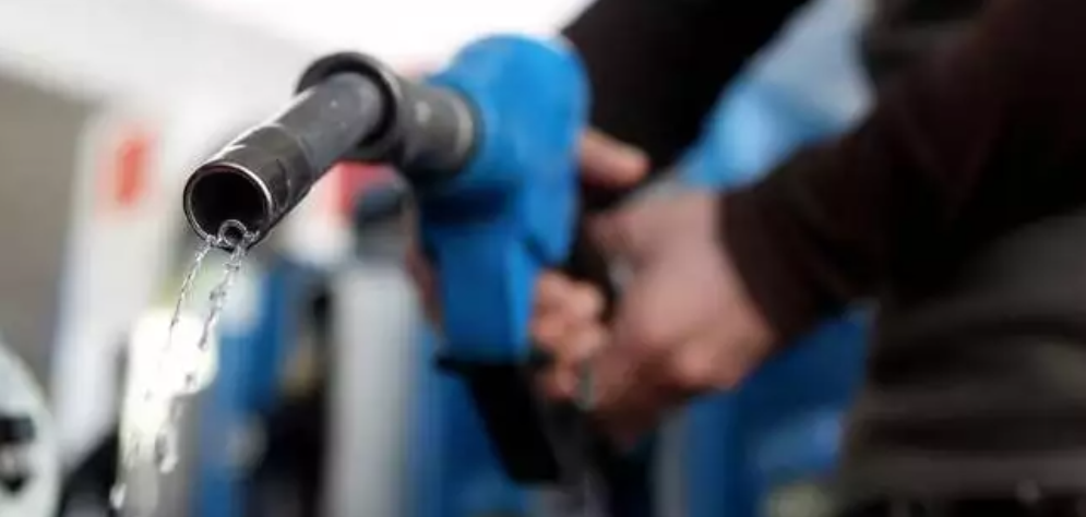 اليمن .. أسعار جديدة للمشتقات النفطية .. تسعيرة البنزين + الديزل في صنعاء وعدن وتعز ومأرب وحضرموت (السعر الجديد)
