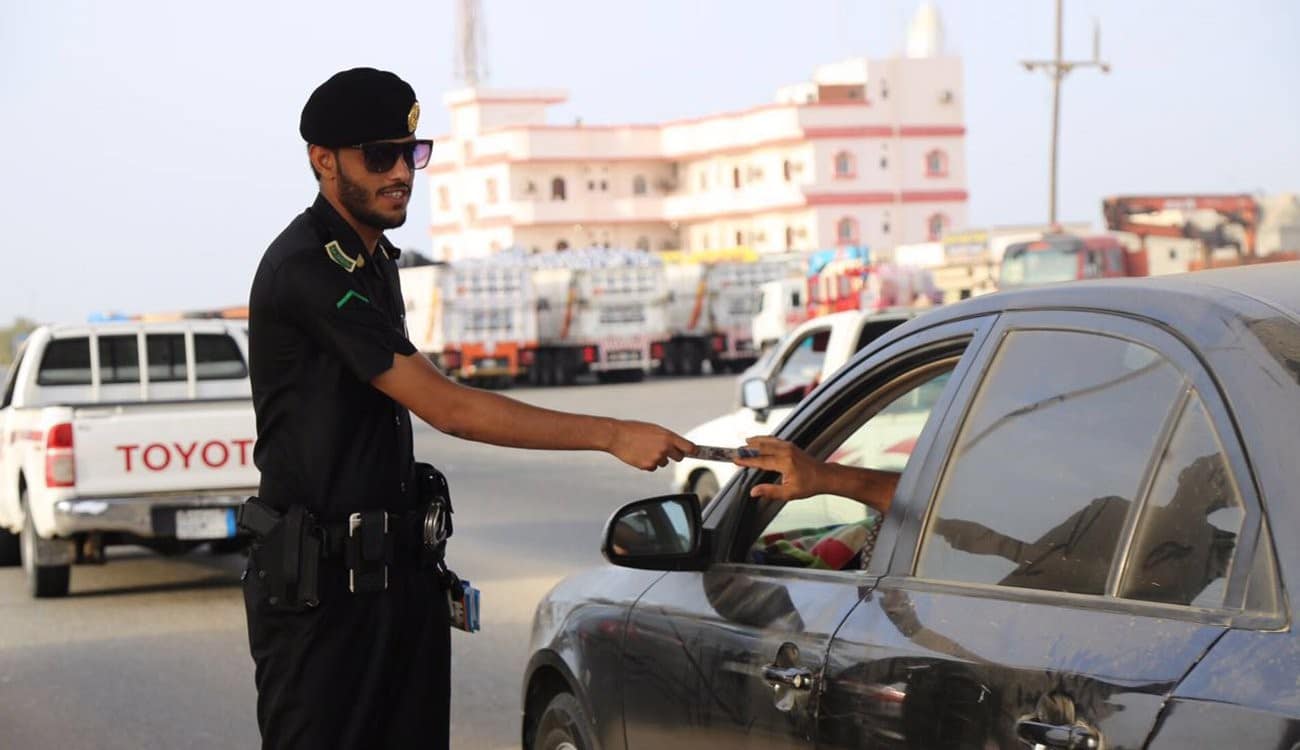 المرور السعودي يعلن عن إجراء صارم بمنع المقيمين من قيادة المركبات نهائيا بعد هذا الموعد .. ويكشف عن الطريقة الوحيدة لتجنب العقوبات ! (تعرف عليها)