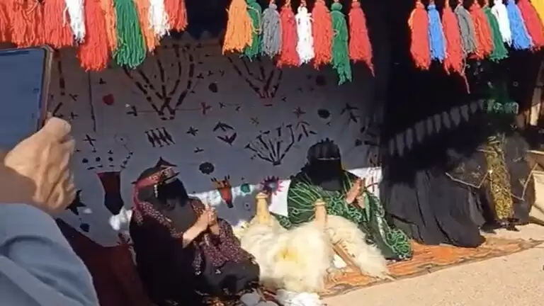 مجموعة من النساء في السعودية توثق لحظة زف عروس على الطريقة القديمة 