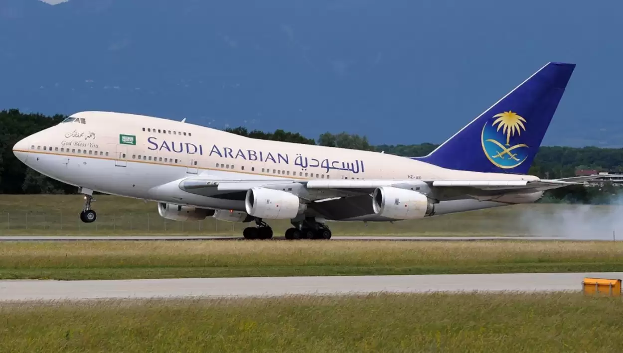 مرأة سعودية تنسى رضيعها بالمطار وتركب الطائرة .. وهكذا تعامل الطيار مع الموقف!.