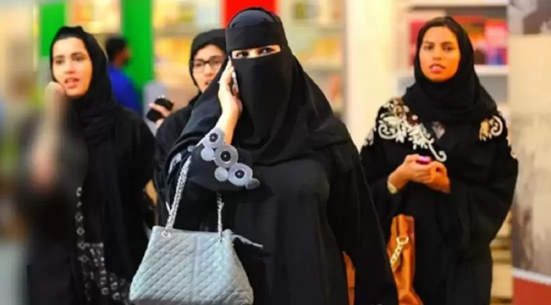  سعوديات يشعلن مواقع التواصل بسبب ما فعلنه مع سائق أجنبي في وسط الشارع