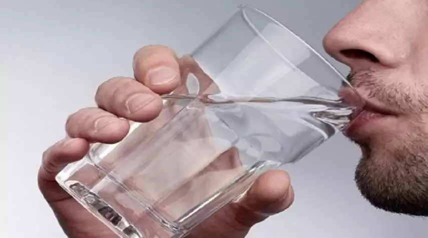 هل شرب الماء مع الأكل يضر صحة الإنسان؟ طبيب سعودي يفجر المفاجأة الصادمة