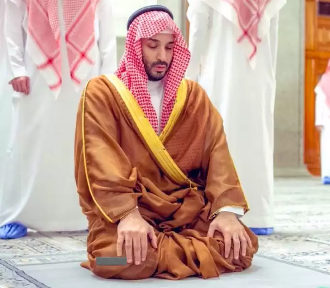 شاهد ضمادة جروح بسيطة في إصبع الأمير محمد بن سلمان خلال صلاته بالمدينة المنورة تثير التفاعل