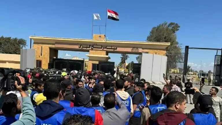 مصريين يتظاهرون أمام معبر رفح