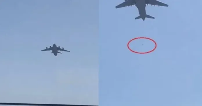 فيديو مروع .. أفغان يتساقطون من السماء بعد محاولتهم التشبث على أجنحة طائرة أمريكية للفرار من كابل (شاهد)