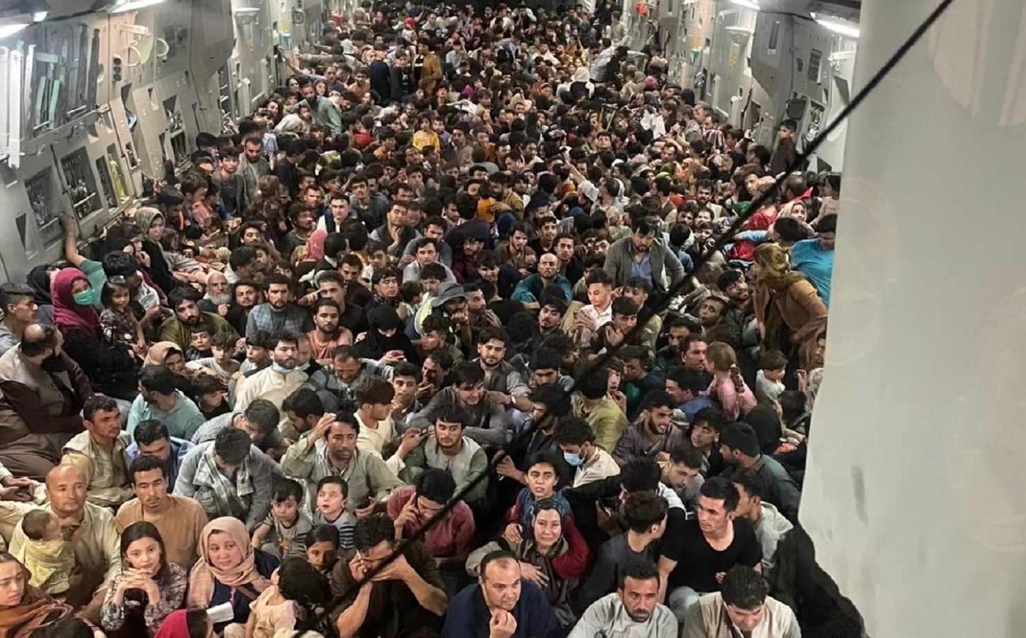 الهاربين الأفغان على متن طائرة أمريكية