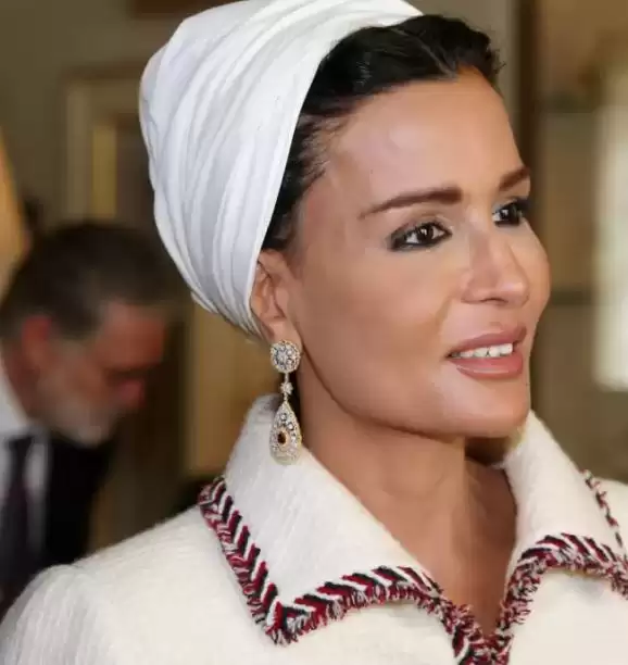 أمر مفاجئ تقوم به شابة مغربية مع  والدة أمير قطر في كأس العالم.. لن تصدقوا ماذا فعلت وكيف كانت ردة فعل الشيخة موزة!