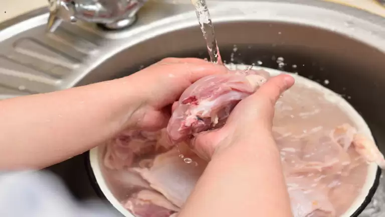 علماء يوضحون طيقة غسل لحم الدجاج بأمان!