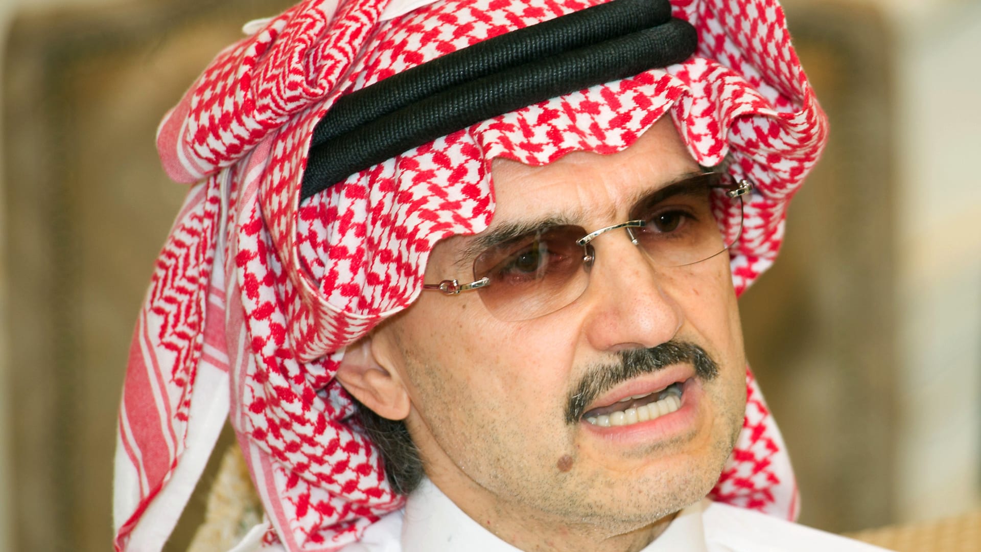 شاهد.. الأمير الوليد بن طلال ينفذ مقلبا مرعبا في حفيداته