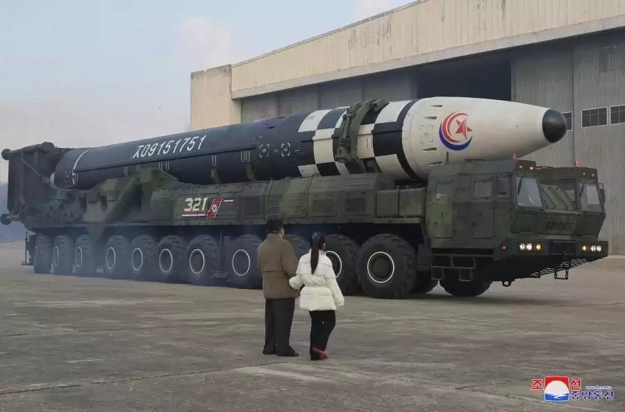  السر في الظهور العلني والمفاجىء ولأول مرة لابنة زعيم كوريا الشمالية خلال تجربة إطلاق صاروخ باليستي
